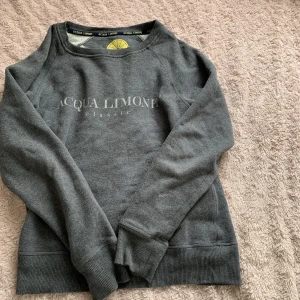 Acqua limone tröja - Säljer nu min acqua limone tröja som jag har haft ett tag.Såklart är den äkta och den är i storlek .