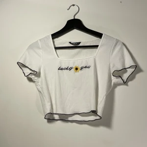 Crop Top - Vit Crop Top med svarta detaljer.