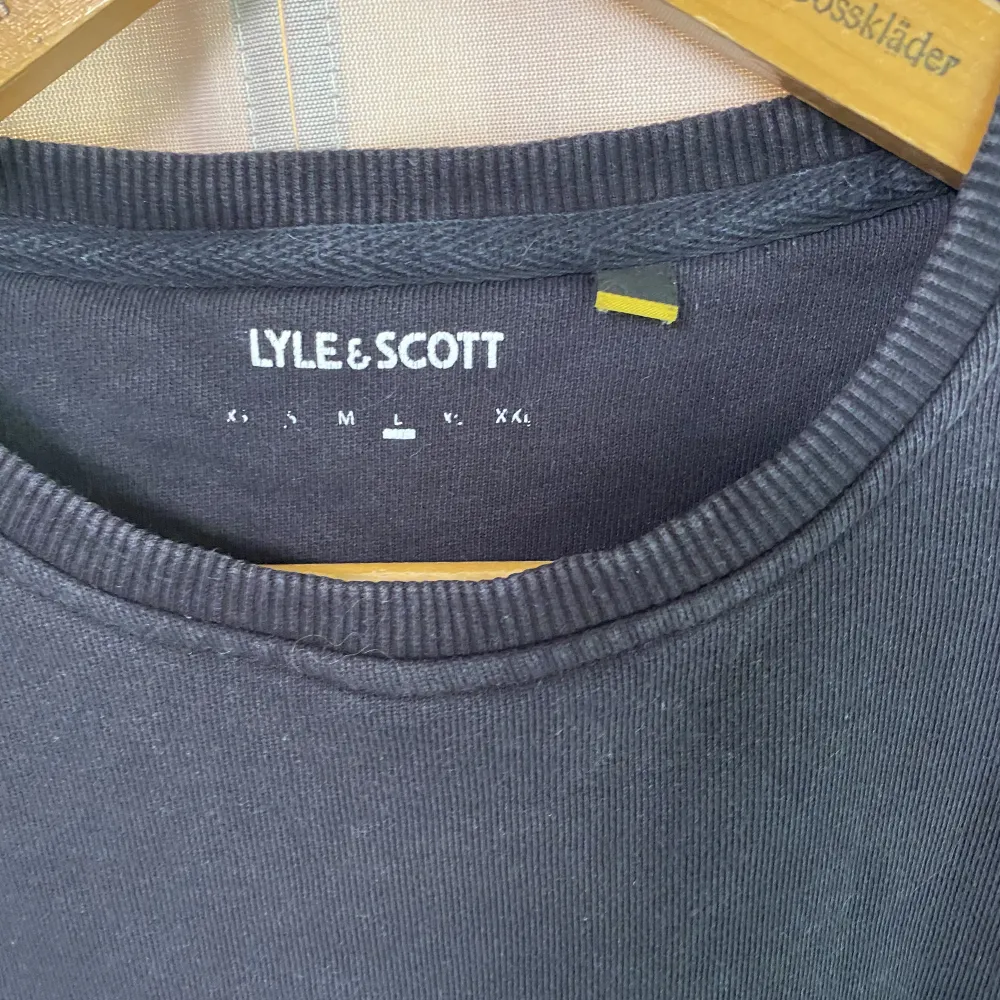 Hej! Jag säljer nu min lyle&scott tröja då jag inte använder den någe mer! Den är storlek L och jag säljer den för bara 100kr!. Tröjor & Koftor.