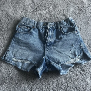 Blåa jeansshorts  - Säljer dessa blå jeansshorts från Zara som tyvärr är försmå för mig i midjan. Är du intresserad av shortsen så är det bara att skriva till mig, även om du har frågor eller vill ha mer bilder på plagget. Du står för frakten och betalningen sker via Swish!💘
