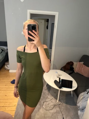 Grön kortklänning  - Klänning från lager157. Kan ha både som off-sholder eller vanligt 