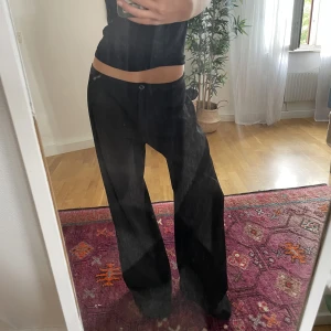 Baggy kostymbyxor🙌🏻 - Lågmidjade kostymbyxor med baggy passform! Köpta second hand, storlek s!