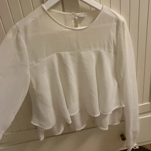 Vit volangblus - Jättefin vit blus i strl 38, använd ca 2 ggr bara. 