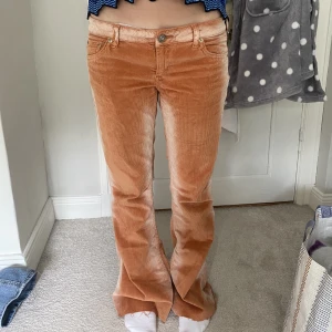 Lågmidjade Manchester byxor - Säljer dessa lågmidjade Manchester byxor med coolt mönster🌸