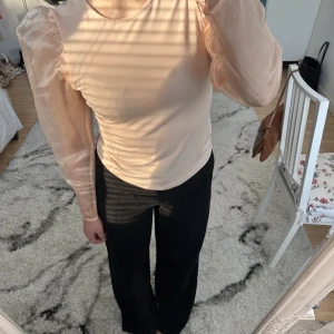 Topp - Rosa topp från Gina med mesh ärm. ❗️3 för 2 på allt❗️