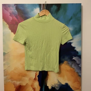 Turtle neck crop top  - Confortable top, súper stretchy and warm. Really happy color. 