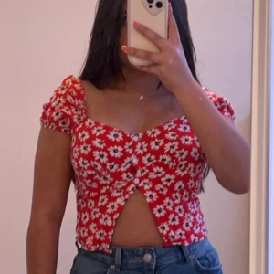 Topp - En röd blommig topp från Bershka som aldrig kommit till användning! Passar stl xxs-s ❤️