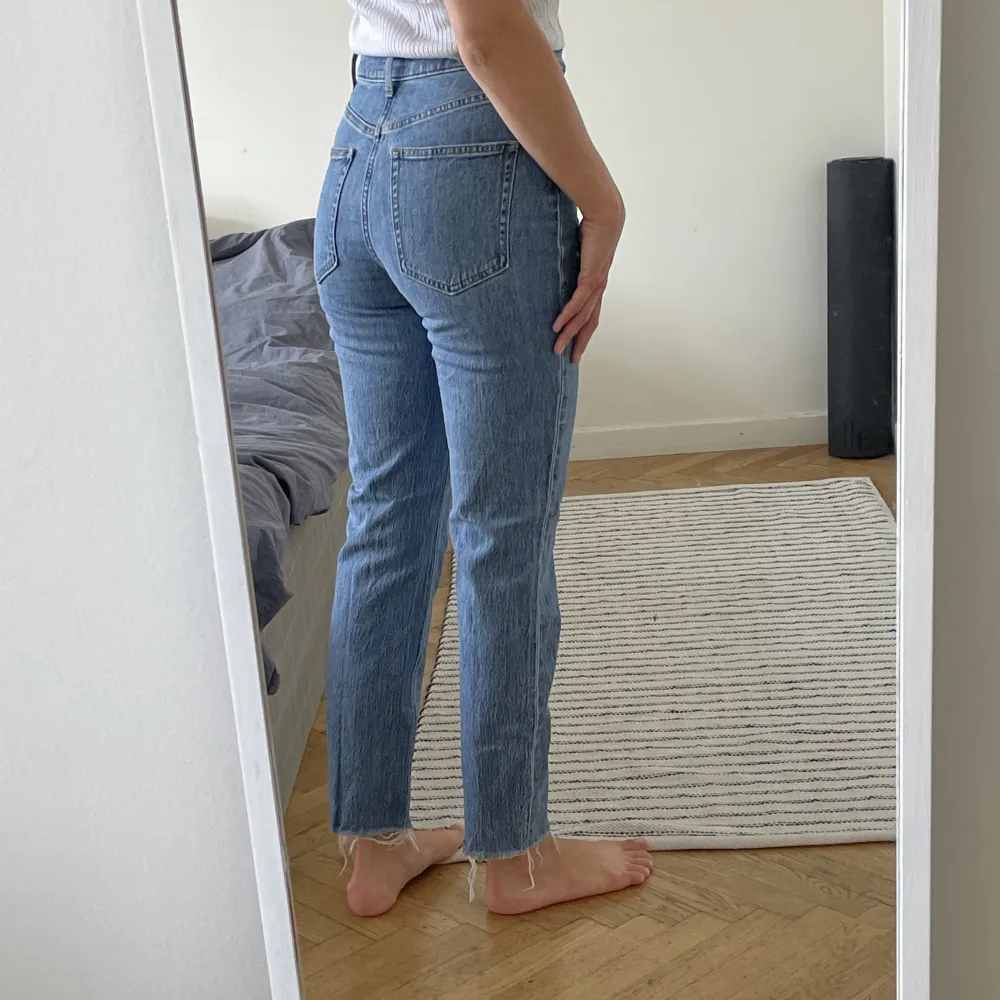 Blåa jeans i mycket fint skick! Raka i modellen, lite croppade. . Jeans & Byxor.