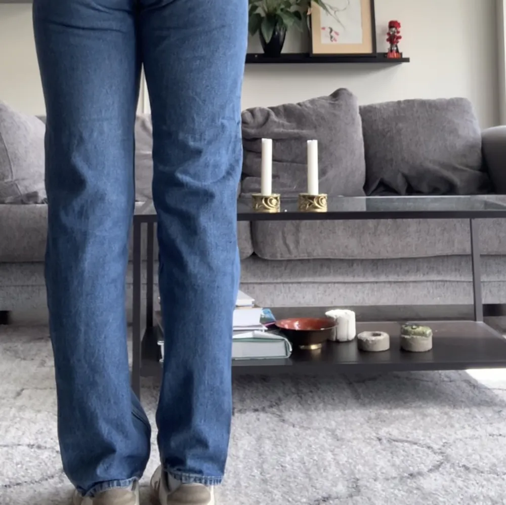 Säljer mina supersnygga weekday jeans i modellen SPACE eftersom dom tyvärr blivit för små. Superfint skick!💕. Jeans & Byxor.