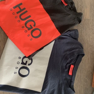 Hugo Boss t-shirts strl s - 1 st svart T-shirt strl s. Använd någon enstaka gång. Nypris 579. Säljes för 200 kr 1 st blå t-shirt strl s. Använd någon enstaka gång. Nypris 579. Säljes för 200 Köp båda för 350 kr    