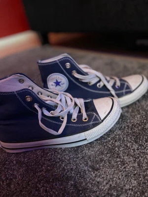 Converse skor - Säljer mina converse skor är för små för mig står att dom är 37 men känns mer som 36