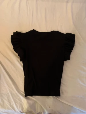 Svart tröja med volanger - Aldrig använd väldigt fin ❤️