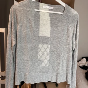 Grå långärmad tröja från Zara - Långärmad grå tröja i ett väldigt tunt och skönt material nu till sommaren. Knappt använd och i gott skick. 