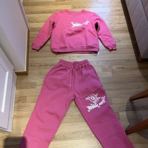 Mjukissett från medusa meré - Aldrig använt. Mjukisset: byxa+tjocktröja. Ord pris. Ca 1500kr