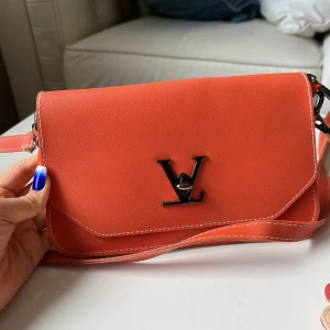 Nya väskor med begagnad pris  - Bra kvalitet, lätt att bära och har så mycket plats som helst. Passar fest, födelsedag, jobb och mera. 