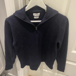 These glory days half zip - Tja, säljer nu min feta half zip från these glory days som kostar 1000 nypris. Skicket är 9/10. Det står att tröjan är i m men jag upplever att tröjan är i xs för att jag som är 175 inte får på mig mig den för den har krympt lite, mvh Hugo😀