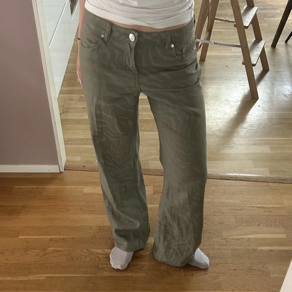Riktigt coola jeans från hm! Aldrig andvända! Passar perfekt på mig som är 167 cm! Storlek 34 men jag brukar normalt ha 36 och då passar de perfekt på mig.. Jeans & Byxor.