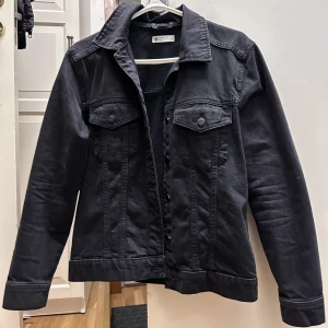 Jeansjacka - Jeans jacka från Gina, Knappt använd pga gillar den inte. Nypris 499kr. Men säljer för 149kr. Storlek M, men passar lika bra på en S. Jättefin nu till hösten🫶🏽