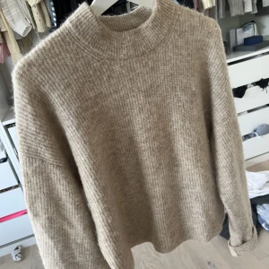 Mysig stickad🤍 - Stickad mysig tröja från Hm i stl xs🤍 Perflet till sommarkvällar🤩