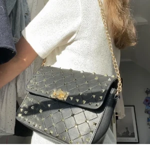 Väska  - As cool väska som tyvärr inte mer kommer till användning, lånade bilder. Betalning sker via swish och köparen står för frakt 