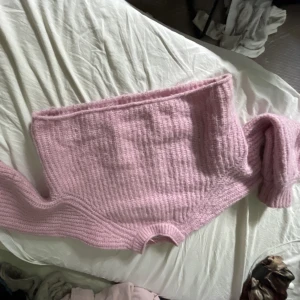 Stickad rosa tröja - Sååå fin stickad tröja från zara, världens finaste rosa den kliar inte.