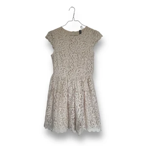 Klänning i spets - Fint skick! Supersöt! Naturvit. Knappar baktill samt dragkedja i sidan.