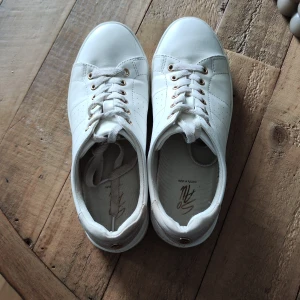 Väl använda skor  - Skor som knappt är använda, då jag inte gillade skorna. Köpta på dinsko för 1 år sedan  Finns lite små märken på sidorna av skorna🤗