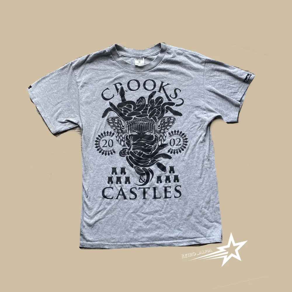 Bekväm Crooks & castles tröja i st m!❤️‍🔥 Knappast använd av mig, skriv vid frågor, köpare står för frakt!🫶. T-shirts.