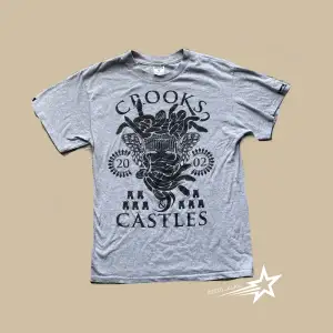 Bekväm Crooks & castles tröja i st m!❤️‍🔥 Knappast använd av mig, skriv vid frågor, köpare står för frakt!🫶