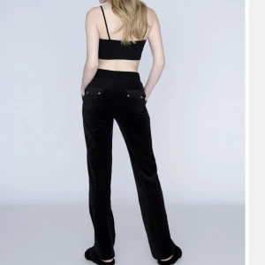 Juicy couture byxor - Svarta juicy couture mjukisbyxor, knappt använda, köpta för 1100 men säljer för 500 kronor.🧸