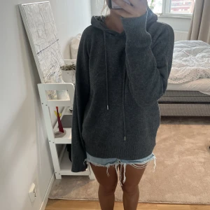 Stickad hoodie - Grå Stickad hoodie 