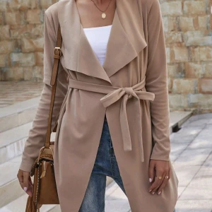 Tunn kappa/kofta - Säljer denna tunna kappan/kofta använd 2 gånger, vid frågor/bilder hör gärna av er