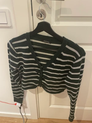 Gullig tröja  - Gullig tröja som är cropad och har glittriga detaljer , ha ett linne under skulle vara fint. 