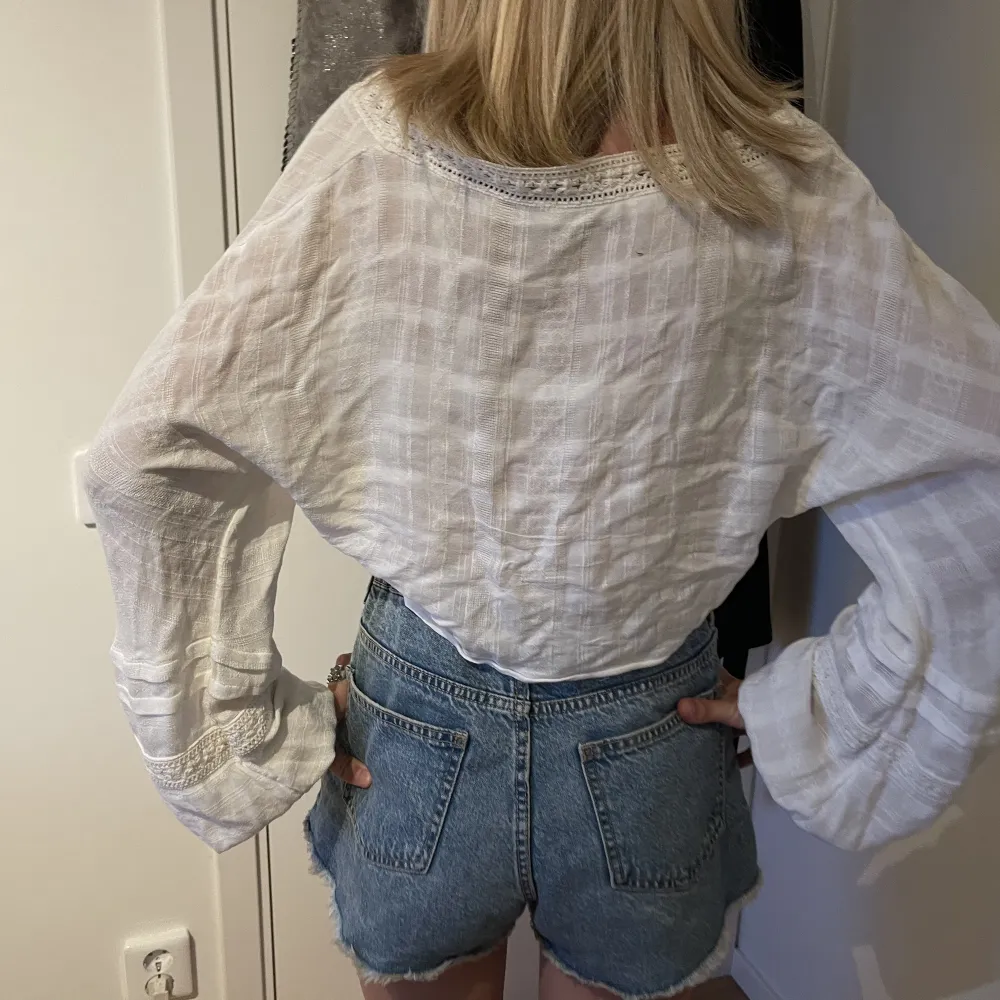 Fin blus med knyte från PULL&BEAR, jätte bra skick. Blusar.