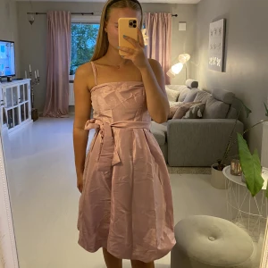 Lyxig klänning  - Superfin klänning som aldrig är använd!! Passar även XS/S då man kan justera banden 💗