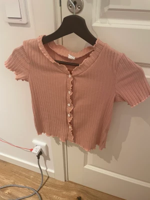 Gullig rosa topp - Säljer denna pågrun av ingen användning. Gullig rosa topp som skulle passa nu i sommar kanske utomlands eller på en tjejmiddag. 