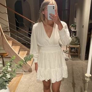 Zaraklänning i linne - Säljer min zara klänning i linne material som är i väldigt bra skick🤍🤍