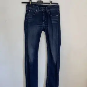 Marinblåa lågmidjade Acne jeans i storlek 36. Waist 28 length 32. Knappt använda, som helt nyköpta jeans.