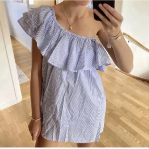 Klänning  - Man kan ha den på två olika sätt! Lånade bilder