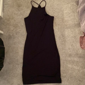 Klänning - Ribbad klänning från Gina använd 1 gång 