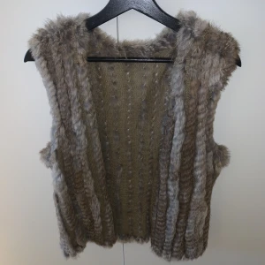 Äkta pälsväst  - Äkta pälsväst som är incrincip oanvänd enbart 1 gång. Nypris 799:-