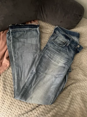 Lågmidjade bootcut jeans - Super snygga lågmidjade bootcut jeans med den lite distressed looken! Älskar de men de är tyvärr alldeles för små! 