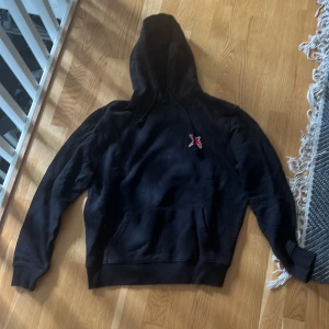 Axel Arigato Hoodie  - Säljer denna för den är för liten för mig. Knappt använd och i princip nyskick pga den växte ur mig snabbt efter jag hade köpt den. Normal i storleken. Nypris ca 1700. Pris kan diskuteras 