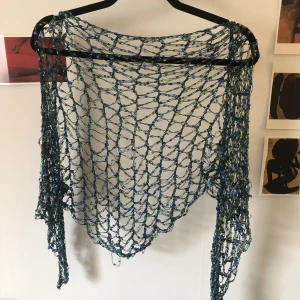 Sjal - så himla cool löst virkad sjal/scarf. Man kan ha den runt halsen, i håret, som tröja eller på andra kreativa sätt! färgen är en skimrig blå