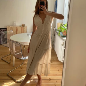 Klänning med volang  - Underbar klänning i strl 36 köpt på ASOS. Får tyvärr sälja den vidare då den har blivit för lite använd.💔Säljer för 400 kr inkl, skicka meddelande för mer bilder💞
