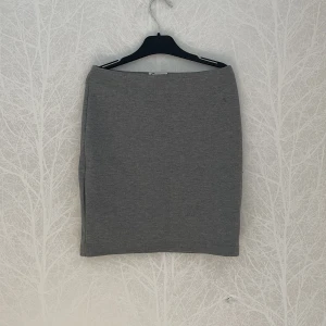 Grå kjol - Grå kjol från Cubus. Använd ett fåtal gånger, hel och ren. 