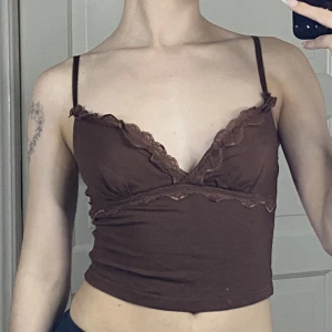 Brunt linne  - Brunt linne från shein med spets och justerbara band i storlek xs. Säljer för 50 kr plus frakt 💖