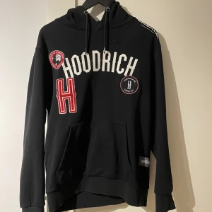 Svart hoodrich som ny - Svart hoodrich inte änvpnd sp mycket som ny strl M 550kr nypris ca 800 Köparen betalar för frakten