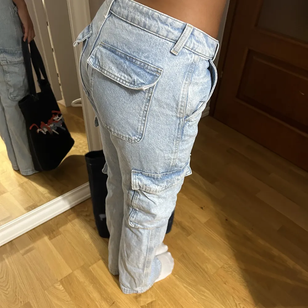 Säljer dessa cargo jeans från ginatricot, knappt använda då de är lite för tighta. De är i storlek 36 och är lågmidjade. De är i väldigt bra kvalite och skick💓. Jeans & Byxor.