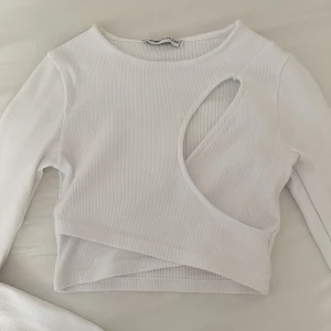 vit långärmad  - en vit croppad långärmad från newyorker💕 Aldrig använd utan endast prövad. Strl xxs💗